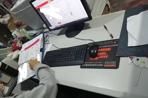 10月15日，全國正規(guī)手工活平臺有哪些，急招在家做手工，手工之家的加工人員都很棒，圖為勵志珠珠繡串珠手工產(chǎn)品驗收登記剪影