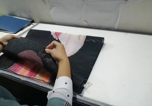 10月19日，想接正規(guī)廠家的手工活，正規(guī)外發(fā)手工活，手工之家允許加工人員自己銷售手工產(chǎn)品嗎？圖為勵志珠珠繡串珠手工產(chǎn)品驗收剪影