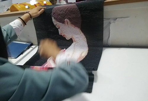 10月19日，想接正規(guī)廠家的手工活，正規(guī)外發(fā)手工活，手工之家允許加工人員自己銷售手工產(chǎn)品嗎？圖為勵志珠珠繡串珠手工產(chǎn)品驗收剪影