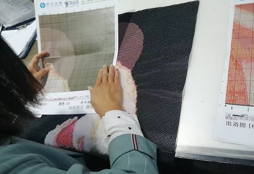 10月19日，想接正規(guī)廠家的手工活，正規(guī)外發(fā)手工活，手工之家允許加工人員自己銷售手工產(chǎn)品嗎？圖為勵志珠珠繡串珠手工產(chǎn)品驗收剪影