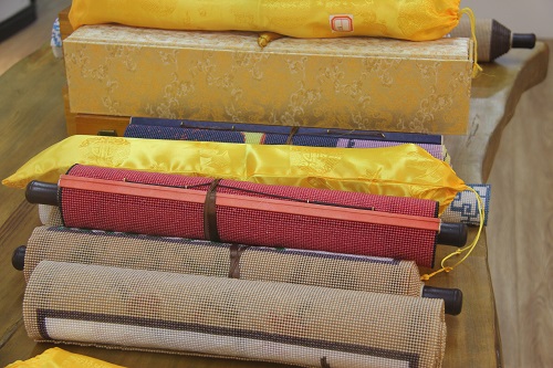 10月26日，想居家手工掙錢(qián)，串珠活居家就業(yè)創(chuàng)業(yè)，手工之家對(duì)加工人員有這樣的要求，圖為勵(lì)志珠珠繡串珠手工產(chǎn)品細(xì)節(jié)剪影