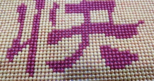 11月3日，帶回家做的手工項目，靈活就業(yè)串珠手工，手工之家的手工事業(yè)發(fā)展前景好所以受歡迎，圖為勵志珠珠繡串珠手工產(chǎn)品細節(jié)剪影