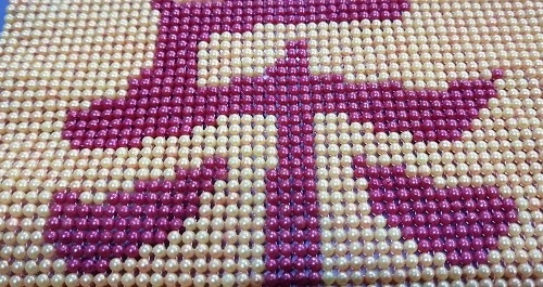 11月3日，帶回家做的手工項目，靈活就業(yè)串珠手工，手工之家的手工事業(yè)發(fā)展前景好所以受歡迎，圖為勵志珠珠繡串珠手工產(chǎn)品細節(jié)剪影