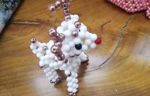 11月12日，靈活就業(yè)創(chuàng)業(yè)，與正規(guī)手工企業(yè)合作，手工之家讓大家加工和銷售都掙錢，圖為勵(lì)志珠珠繡串珠手工產(chǎn)品剪影
