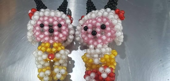 11月12日，靈活就業(yè)創(chuàng)業(yè)，與正規(guī)手工企業(yè)合作，手工之家讓大家加工和銷售都掙錢，圖為勵(lì)志珠珠繡串珠手工產(chǎn)品剪影