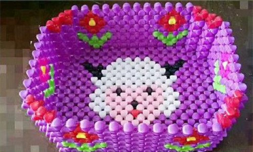 11月15日，珠繡手工加工回收項(xiàng)目，靈活就業(yè)創(chuàng)業(yè)，在家做的手工，選擇手工之家的人都在努力，圖為勵(lì)志珠珠繡串珠手工產(chǎn)品剪影