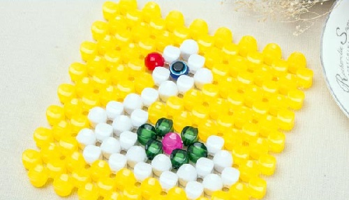 11月19日，拿回家做的手工，靈活就業(yè)創(chuàng)業(yè)手工項(xiàng)目，在手工之家個(gè)人做和開手工工作室、以及邊加工邊銷售，哪個(gè)更合適？圖為勵(lì)志珠珠繡串珠手工產(chǎn)品剪影