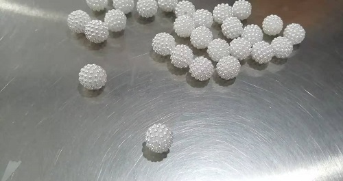 11月24日，帶回家做的手工項目，居家靈活就業(yè)的好副業(yè)，手工之家堅持事業(yè)和方向很正確，圖為勵志珠珠繡串珠手工材料剪影