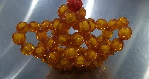 12月1日，新的一月，把純手工拿回家做，靈活就業(yè)創(chuàng)業(yè)，手工之家以誠(chéng)待人、以真為本，圖為勵(lì)志珠珠繡串珠手工產(chǎn)品剪影