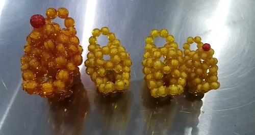 12月1日，新的一月，把純手工拿回家做，靈活就業(yè)創(chuàng)業(yè)，手工之家以誠(chéng)待人、以真為本，圖為勵(lì)志珠珠繡串珠手工產(chǎn)品剪影