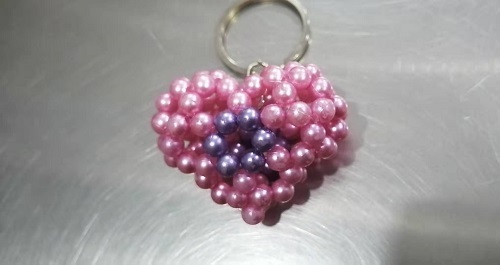 2月12日，在家兼職手工，帶回家做的手工項目，十多年的老手工平臺，手工之家有夢、有愛、有笑，圖為勵志珠珠繡串珠手工產(chǎn)品剪影