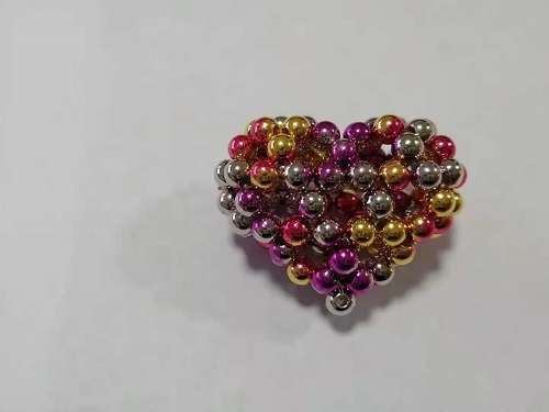 2月12日，在家兼職手工，帶回家做的手工項目，十多年的老手工平臺，手工之家有夢、有愛、有笑，圖為勵志珠珠繡串珠手工產(chǎn)品剪影