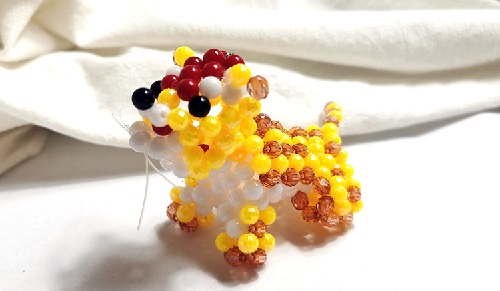2月14日，正規(guī)手工項目，靈活就業(yè)好選擇，手工之家的純手工，加工和銷售都好做，因為產(chǎn)品讓人喜歡，圖為勵志珠珠繡串珠手工產(chǎn)品剪影
