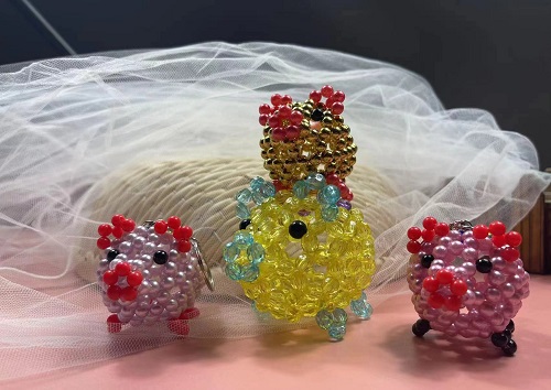 2月25日，手工項目拿回家做，正規(guī)廠家的手工，在手工之家對合作者平等公開不設(shè)限，銷售加工都是如此，圖為勵志珠珠繡串珠手工產(chǎn)品剪影