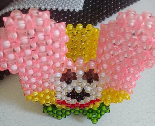 2月25日，手工項目拿回家做，正規(guī)廠家的手工，在手工之家對合作者平等公開不設(shè)限，銷售加工都是如此，圖為勵志珠珠繡串珠手工產(chǎn)品剪影