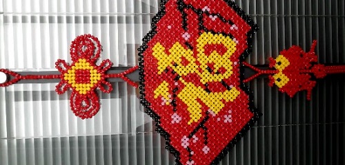 2月26日，靠譜的手工加工項(xiàng)目，在家做串珠手工掙錢，在手工之家，就知道了居家靈活就業(yè)的幸福，圖為勵志珠珠繡串珠手工產(chǎn)品剪影