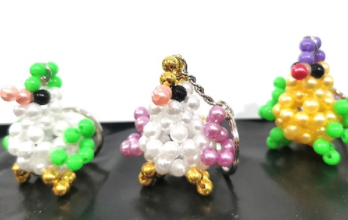 3月17日，在家做手工副業(yè)掙錢，靈活就業(yè)的手工副業(yè)，手工之家的純手工項(xiàng)目，加工容易、銷售也容易，圖為勵(lì)志珠珠繡串珠手工產(chǎn)品剪影