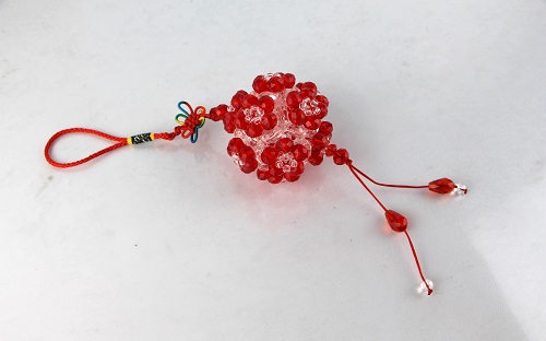 3月20日，穩(wěn)定可靠的手工副業(yè)，靈活就業(yè)做手工掙錢，在手工之家如何辦理合作，圖為勵(lì)志珠珠繡串珠手工產(chǎn)品剪影