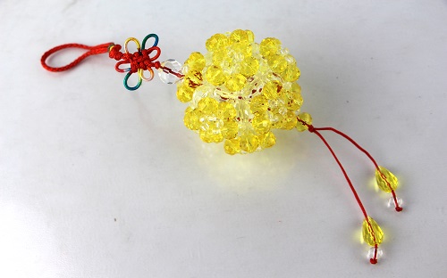 3月20日，穩(wěn)定可靠的手工副業(yè)，靈活就業(yè)做手工掙錢，在手工之家如何辦理合作，圖為勵(lì)志珠珠繡串珠手工產(chǎn)品剪影