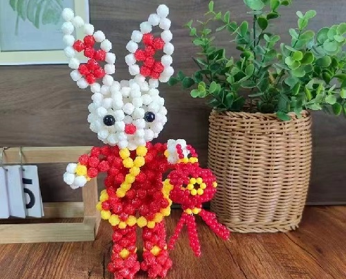 3月23日，居家靈活就業(yè)副業(yè)，在家做手工掙錢，付出可以有更好的收獲，在手工之家如何做到，圖為勵志珠珠繡串珠手工產(chǎn)品剪影