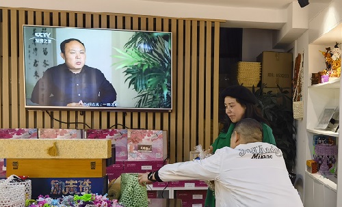 攜手搭舞臺，手工助就業(yè) —— 記長沙市溫馨助殘公益服務(wù)中心領(lǐng)導(dǎo)蒞臨手工之家