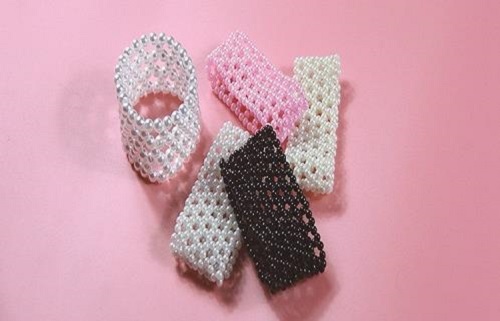 4月1日，在家做手工副業(yè)掙錢，拿回家做的手工項(xiàng)目，在手工之家，這里的手工項(xiàng)目收入有哪些部分，圖為勵(lì)志珠珠繡串珠手工產(chǎn)品剪影