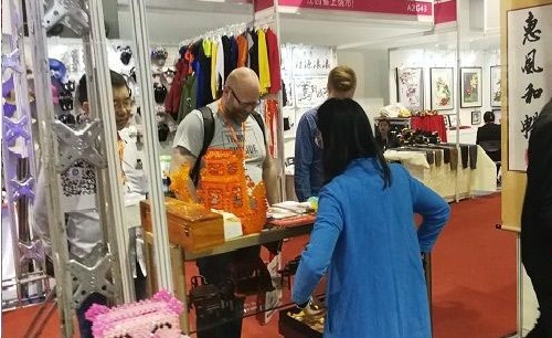 成品銷售新形態(tài)·移動潮品店，手工之家是這樣做的