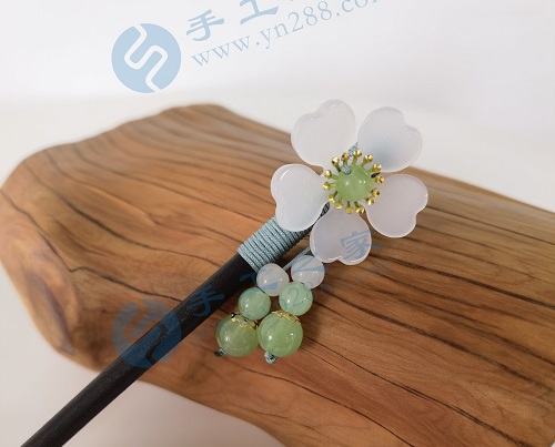 4月18日，想接正規(guī)廠家的手工項目，在家通過手工靈活就業(yè)，在手工之家如何咨詢、如何申請合作，圖為勵志珠珠繡串珠手工產(chǎn)品剪影