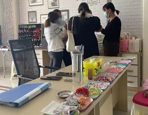 手工活外發(fā)加工，怎么做蕞賺錢，開個小型飾品加工廠是不錯的選擇