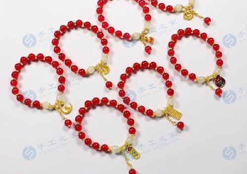 4月25日，在家做兼職的正規(guī)平臺，與家人一起做的靈活就業(yè)掙錢的副業(yè)，在手工之家產(chǎn)品為什么選擇多，圖為勵志珠珠繡串珠手工產(chǎn)品剪影