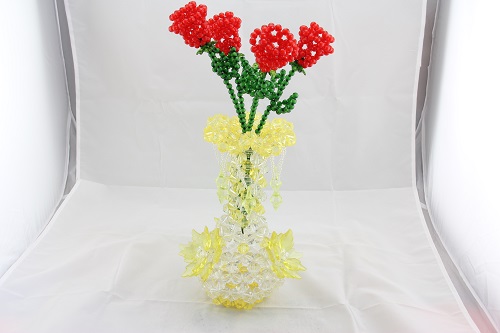 4月27日，在家里做什么可以掙錢又不用多投資，純手工項目受歡迎，手工之家的珠繡串珠項目好做在哪里，圖為勵志珠珠繡串珠手工產(chǎn)品剪影