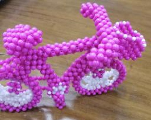 5月16日，外發(fā)手工領(lǐng)回家做，靈活就業(yè)好副業(yè)，正規(guī)+可靠，手工之家讓加工人員放心在家掙錢，圖為勵志珠珠繡串珠手工產(chǎn)品剪影