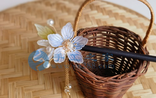 5月22日，家里干的手工活兼職，純手工加工項(xiàng)目，手工之家外發(fā)加工、成品銷售等都對(duì)外合作，圖為勵(lì)志珠珠繡串珠手工繡珠剪影