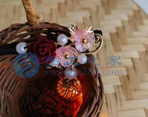5月22日，家里干的手工活兼職，純手工加工項(xiàng)目，手工之家外發(fā)加工、成品銷售等都對(duì)外合作，圖為勵(lì)志珠珠繡串珠手工繡珠剪影