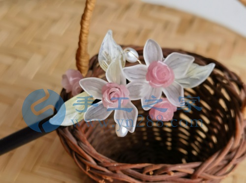 5月22日，家里干的手工活兼職，純手工加工項(xiàng)目，手工之家外發(fā)加工、成品銷售等都對(duì)外合作，圖為勵(lì)志珠珠繡串珠手工繡珠剪影