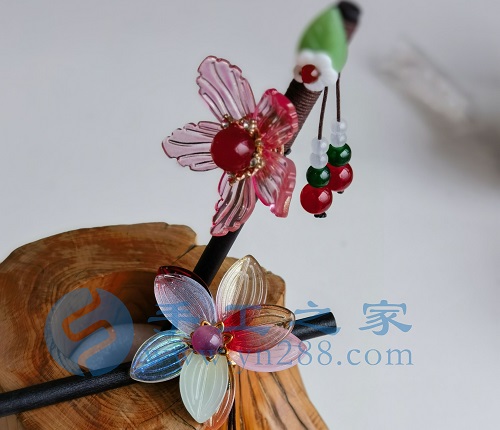5月24日，手工活外發(fā)加工正規(guī)廠家直接發(fā)貨，純手工串珠，手工之家手工項(xiàng)目，在城市做的優(yōu)勢很明顯，圖為勵志珠珠繡串珠手工產(chǎn)品剪影