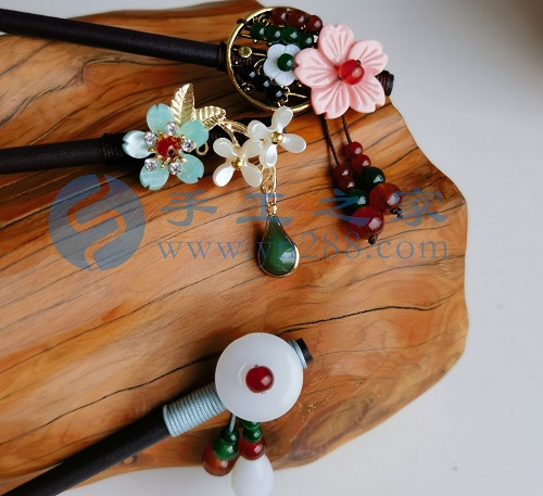 5月24日，手工活外發(fā)加工正規(guī)廠家直接發(fā)貨，純手工串珠，手工之家手工項(xiàng)目，在城市做的優(yōu)勢很明顯，圖為勵志珠珠繡串珠手工產(chǎn)品剪影