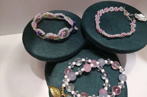 5月29日，外發(fā)加工接單平臺(tái)，靈活就業(yè)手工飾品廠項(xiàng)目，月底了，手工之家手工好，才有更好的合作和收入，圖為勵(lì)志珠珠繡串珠手工產(chǎn)品剪影