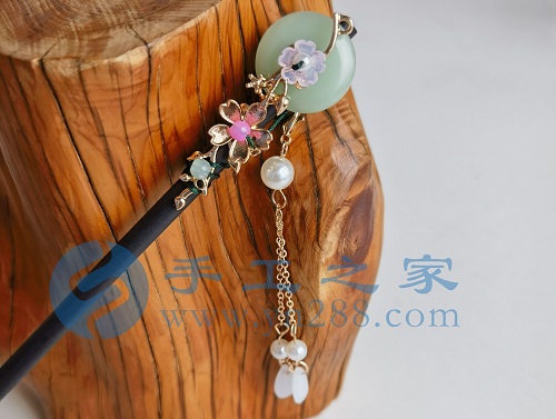 6月4日，手工活接單正規(guī)平臺(tái)，拿回家做的手工項(xiàng)目，可以開飾品加工廠，手工之家讓大家居家手工掙錢有底氣，圖為勵(lì)志珠珠繡串珠手工產(chǎn)品剪影