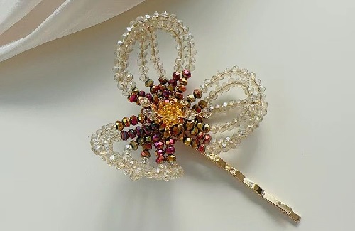 6月12日，手工活兼職招聘信息，在家做串珠手工項(xiàng)目掙錢，手工之家的純手工適合家里靈活就業(yè)創(chuàng)業(yè)，圖為勵志珠珠繡串珠手工產(chǎn)品剪影