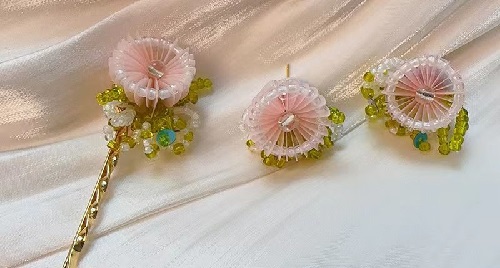 6月13日，外發(fā)加工接單，開飾品加工廠，正規(guī)廠家的手工，手工之家的手工實(shí)力因?yàn)槭冀K綜合發(fā)展，圖為勵(lì)志珠珠繡串珠手工產(chǎn)品剪影