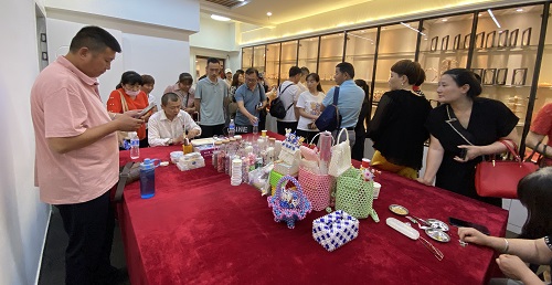 飾品加工廠+移動(dòng)潮品店，讓大家一起做手工掙錢(qián) ------ 記石家莊項(xiàng)目考察團(tuán)隊(duì)到手工之家考察合作