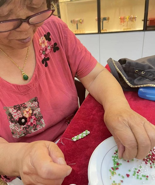 山東69歲崔大媽來手工之家考察學(xué)習(xí)合作，為什么做的比很多人都要強(qiáng)