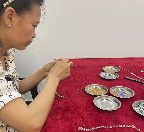 山東69歲崔大媽來手工之家考察學(xué)習(xí)合作，為什么做的比很多人都要強(qiáng)