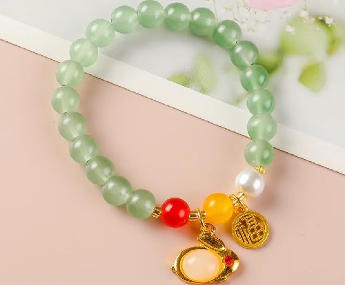 6月19日，手工活外發(fā)一手貨源，開飾品加工廠，居家副業(yè)掙錢，手工之家的純手工產(chǎn)品讓人喜歡，圖為勵志珠珠繡串珠手工產(chǎn)品剪影