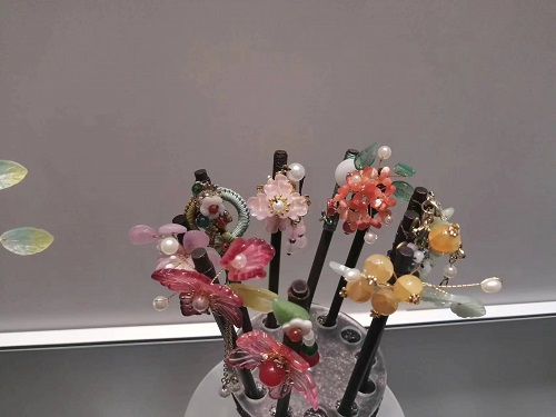6月21日，手工活拿回家做在哪里找，靈活就業(yè)創(chuàng)業(yè)，開飾品加工廠，選擇手工之家，這個手工項目自由靈活，圖為勵志珠珠繡串珠手工產(chǎn)品剪影