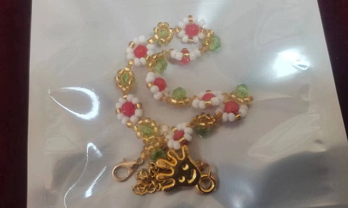 6月25日，在家里就能賺錢(qián)的工作，開(kāi)飾品加工廠，居家手工靈活就業(yè)創(chuàng)業(yè)，在手工之家要?jiǎng)?chuàng)業(yè)，選飾品加工廠+移動(dòng)潮品店的合作模式，圖為勵(lì)志珠珠繡串珠手工產(chǎn)品剪影