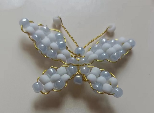 6月27日，外發(fā)手工活正規(guī)平臺(tái)，開飾品加工廠，在家做手工掙錢，選手工之家和手工項(xiàng)目，因?yàn)檎鎸?shí)，圖為加工人員做好的珠繡串珠手工產(chǎn)品剪影