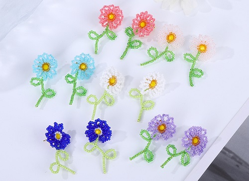 7月1日，手工活外發(fā)一手貨源，開飾品加工廠，在家兼職手工活掙錢，在手工之家，軟實(shí)力和硬實(shí)力都讓人放心，圖為勵(lì)志珠珠繡串珠手工產(chǎn)品剪影