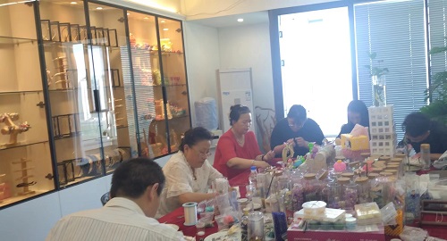 全心用手工助力，給殘疾人朋友一個新天地------記手工之家的串珠純手工項目受邀參加“百萬殘疾人居家創(chuàng)業(yè)工程”